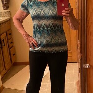 10/ 10$ Bundle 10 (4-5$) items for 10$. Express Teal and Black lShort Sleeve Top